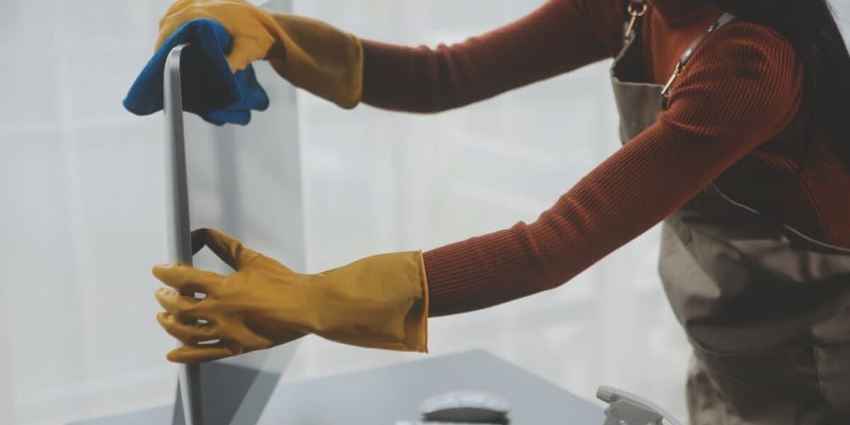 7 Reasons Why Outsourcing Cleaning is Better Than In-House Options